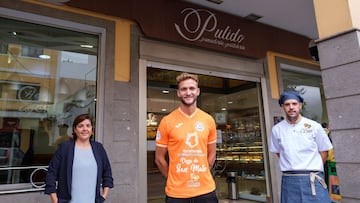 Un jugador del Panader&iacute;a Pulido, con el patrocinador