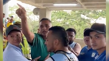 Óscar Vanegas, defensa central, se enfrentó con quienes le cuestionaban por el mal presente del club.