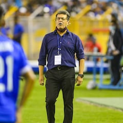 Hugo Pérez piensa en el futuro de la Selección de El Salvador