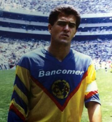 Carlos Hermosillo siempre cumplidor con la playera del América.