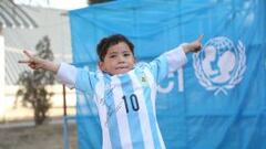 El ni&ntilde;o afgano, con la camiseta de su &iacute;dolo.