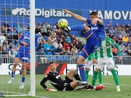 Zaid Romero despeja un ataque.