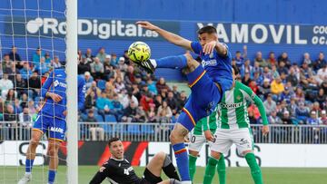 Zaid Romero despeja un ataque.