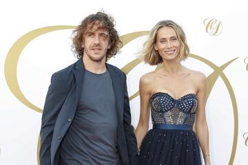 Tras la boda que tuvo lugar en mayo, la pareja ha celebrado en la isla pitiusa una gran fiesta con todos su amigos. En la foto, Carles Puyol y su pareja Vanesa Lorenzo.