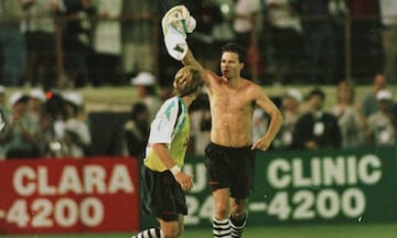 Eric Winalda celebra el primer gol de la historia de la MLS.