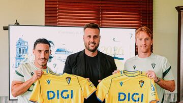 Álex Fernández e Iza Carcelén junto a Juan Cala en la rueda de prensa tras su renovación con el Cádiz. Foto: Cádiz CF.