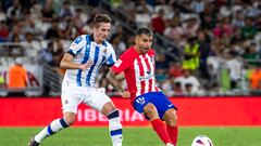 AME7653. MONTERREY (MÉXICO), 02/08/2023.- Jon Pacheco (i) de Real Sociedad disputa el balón con Angel Correa (d) del Atlético Madrid durante el partido amistoso entre ambos equipos, parte de LaLiga Summer Tour 2023, disputado hoy en el Estadio BBVA de la ciudad de Monterrey (México). EFE/Miguel Sierra
