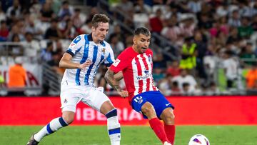 AME7653. MONTERREY (MÉXICO), 02/08/2023.- Jon Pacheco (i) de Real Sociedad disputa el balón con Angel Correa (d) del Atlético Madrid durante el partido amistoso entre ambos equipos, parte de LaLiga Summer Tour 2023, disputado hoy en el Estadio BBVA de la ciudad de Monterrey (México). EFE/Miguel Sierra
