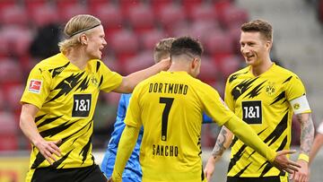 MAINZ, GERMANY - MAY 16: Marco Reus of Borussia Dortmund celebrates after scoring their team's second goal with Jadon Sancho and Erling Haaland during the Bundesliga match between 1. FSV Mainz 05 and Borussia Dortmund at Opel Arena on May 16, 2021 i