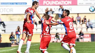 Los jugadores del Granada celebran un gol.