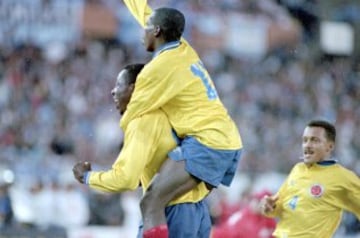 Con goles de Fredy Rincón (x2), Asprilla (x2) y Adolfo 'El Tren' Valencia, Colombia goleó a Argentina en Buenos Aires.