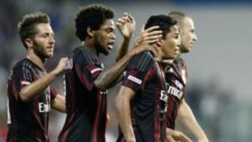 Bacca celebra junto a Luiz Adriano, delantero que ahora pasará al fútbol chino.