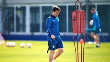 GRAFCAT7136. BARCELONA, 12/04/2019.- El entreandor del RCD Espanyol, Joan Francesc Ferrer &quot;Rubi&quot; durante el entrenamiento que el equipo blanquiazul ha realizado en la ciudad deportiva Dani Jarque para preparar el aprtido de LaLiga que ma&ntilde;