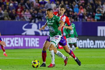  Andres Guardado (L) of Leon fights for the ball wt Rodrigo Dourado (R) of San Luis during the 7th round match between Atletico de San Luis and Leon as part of the Liga BBVA MX, Torneo Clausura 2025 at Alfonso Lastras Stadium, on February 16, 2025 in San Luis Potosi, Mexico.