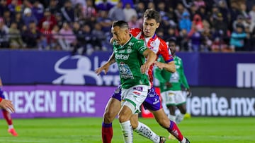 Andres Guardado (L) of Leon fights for the ball wt Rodrigo Dourado (R) of San Luis during the 7th round match between Atletico de San Luis and Leon as part of the Liga BBVA MX, Torneo Clausura 2025 at Alfonso Lastras Stadium, on February 16, 2025 in San Luis Potosi, Mexico.
