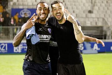 Los jugadores del Huesca, Carlos Akapo y Luis Eduardo celebraron el ascenso a Primera División.