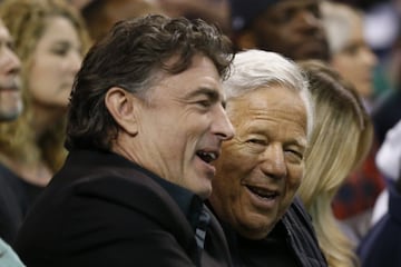  Wyc Grousbeck, propietario de los Celtics, vio el partido con Robert Kraft, el dueño de los New England Patriots.