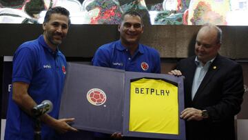 Mario Yepes, Faryd Mondrag&oacute;n y Jorge Enrique V&eacute;lez en la presentaci&oacute;n de BetPlay como nuevo patrocinador de la Selecci&oacute;n Colombia.