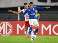 Boston River's Argentine forward #32 Yair Gonzalez and Millonarios' midfielder #19 Mateo Garcia fight for the ball during the Copa Sudamericana group stage football match between Colombia's Millonarios and Uruguay's Boston River at the Nemesio Camacho El Campin Stadium in Bogota on April 15, 2026. (Photo by Raul ARBOLEDA / AFP)