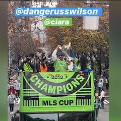 Así celebró Russel Wilson el campeonato de Seattle Sounders