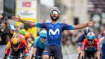 Gaviria celebra su victoria en el Tour de Romandía.