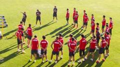 Diego Costa y David Villa retan hoy a Leo Messi y a la lógica