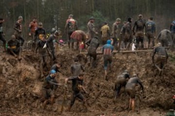 La carrera Tough Guy, se celebra desde 1987 en Inglaterra y desafía a sus participantes a recorrer 15km llenos de los obstáculos, donde hasta los más expertos se quedan en el camino. 