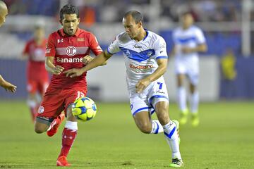 La salida de Efraín Velarde, de regreso de préstamo a Monterrey, abrió una vacante en el lateral izquierdo que podría ocupar el canterano.