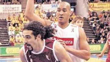 <b>IMPARABLE. </b>Paraíso supera a Moss en el partido del domingo.