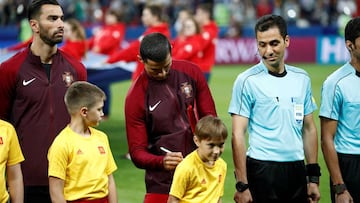 Cristiano firmó una camiseta poco antes del pitido inicial