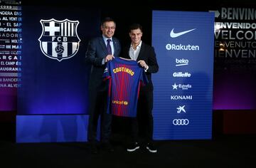 Philippe Coutinho posa con su nueva camiseta junto al presidente del FC Barcelona, Josep María Bartomeu.