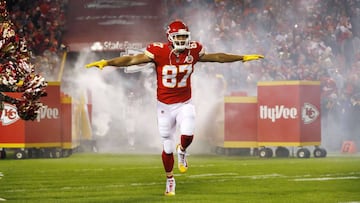 KANSAS CITY, MO - OCTOBER 30: Tight end Travis Kelce #87 of the Kansas City Chiefs takes the field during player introductions prior to the game against the Denver Broncosat Arrowhead Stadium on October 30, 2017 in Kansas City, Missouri. ( Photo by Jamie Squire/Getty Images )
== FOR NEWSPAPERS, INTERNET, TELCOS & TELEVISION USE ONLY ==