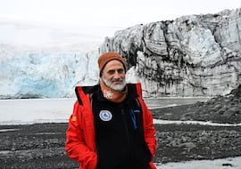 Rafa Abella, el sismólogo español que vive al pie de un volcán en la Antártida: “Me encantaría vivir una erupción en Isla Decepción”