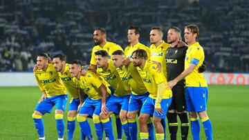 SAN SEBASTIAN, SPAIN - MARCH 03: Cadiz CF line up for a photo during the LaLiga Santander match between Real Sociedad and Cadiz CF at Reale Arena on March 03, 2023 in San Sebastian, Spain. (Photo by Juan Manuel Serrano Arce/Getty Images)