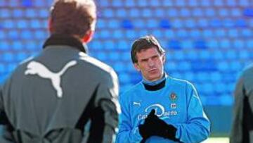 Mendilibar junto a sus jugadores durane un entrenamiento.