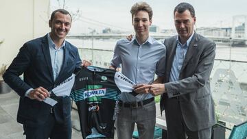 Márton Dina posa junto a Iván Basso con el maillot del Kometa Cycling Team.