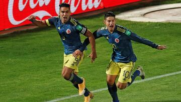 Falcao y James Rodr&iacute;guez celebran el gol de El Tigre a Chile en el &uacute;ltimo minuto. 