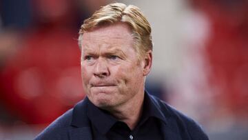 BILBAO, SPAIN - AUGUST 21: Head coach Ronald Koeman of FC Barcelona looks on during the LaLiga Santander match between Athletic Club and FC Barcelona at San Mames Stadium on August 21, 2021 in Bilbao, Spain. (Photo by Juan Manuel Serrano Arce/Getty Images