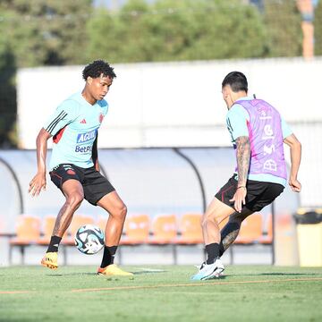 Entrenamiento de la Selección Colombia en el Complejo Deportivo del Valencia.