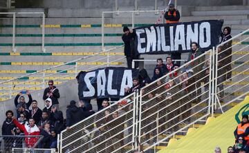 El FC Nantes se ha enfrentado hoy al Nîmes Olympique el cual ha sido la última despedida a el exjugador Emiliano Sala tras su fallecimiento. Los jugadores del club francés ha disputado el partido con vestimenta negra y con el nombre del argentino en la espalda.