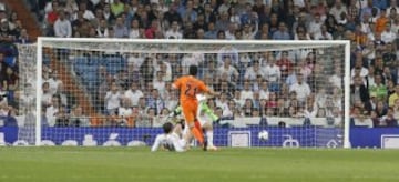 1-2. Parejo anota el segundo gol.