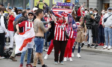 Algunos aficionados del Atltico de Madrid se acercaron a la fuente madrile?a de Neptuno para celebrar el ttulo de Liga conseguido.