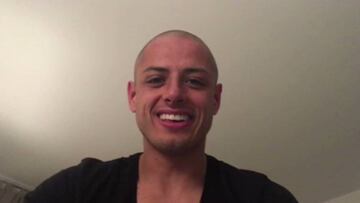 Chicharito Hernández sorprende con nuevo look tras perder una apuesta relacionada con la Super Bowl.