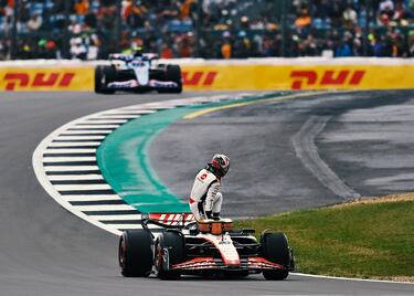 El Haas de Kevin Magnussen se quedó completamente parado a la altura de la entrada al pit lane.