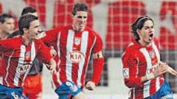 <b>ALEGRÍA.</b> Los jugadores del Atlético celebran un gol marcado por Zé Castro. El equipo rojiblanco quiere acabar en Europa.