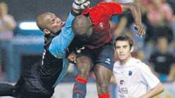 <b>AGÓNICO. </b>El encuentro, como resume la imagen de Jefferson y Webó, fue igualado y se pudo decantar de cualquier lado.