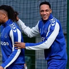 Everton recupera a Mina para evitar el descenso en Inglaterra