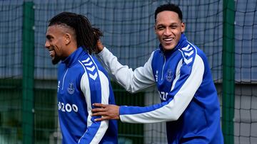 Yerry Mina antes de un entrenamiento con Everton tras superar su lesión.