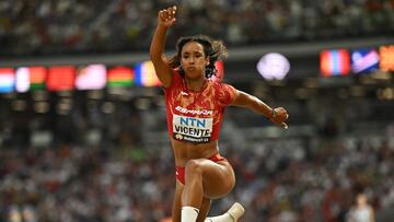 María Vicente durante uno de sus saltos.