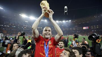 Spain&#039;s Andres Iniesta holds the World Cup trophy after the 2010 World Cup final soccer match between Netherlands and Spain at Soccer City stadium in Johannesburg July 11, 2010.            REUTERS/Kai Pfaffenbach (SOUTH AFRICA  - Tags: SPORT SOCCER W